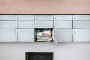 skrzynka pełna listów